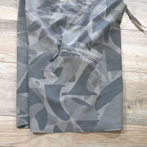 Quiksilver Men Gray Camo Board Shorts Size 36 Drawstring Pocket Swim Beach Surf - Picture 7 of 7